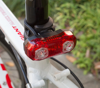 أضواء لركوب الدراجات على الطرق الثابتة 2.8 سم 2 جوانب وامض بطيء