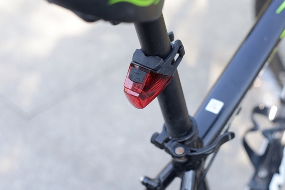 ضوء أحمر خلفي USB قابل لإعادة الشحن دراجة 10lm بطارية ليثيوم غير حساسة للاهتزاز